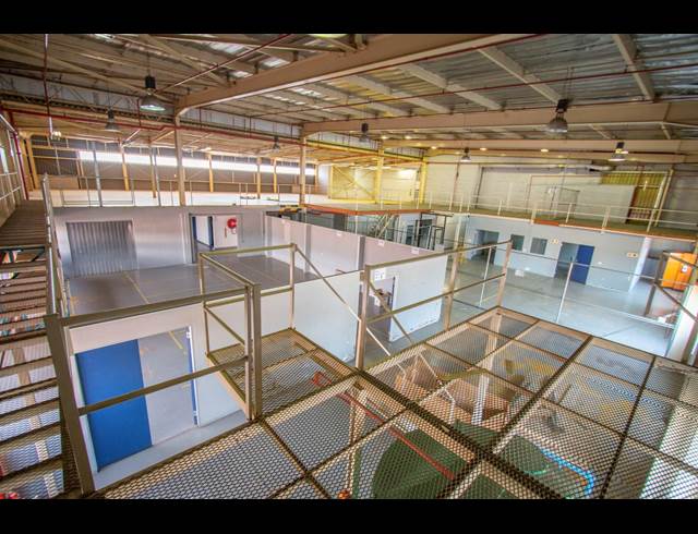 2,359M² WAREHOUSE TO LET IN HALFWAY HOUSE