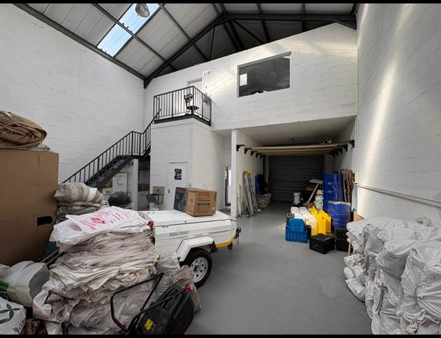 200M² WAREHOUSE TO LET IN STRAND CENTRAL