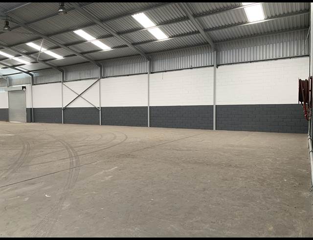 1,700M² WAREHOUSE RENTED IN SIDWELL