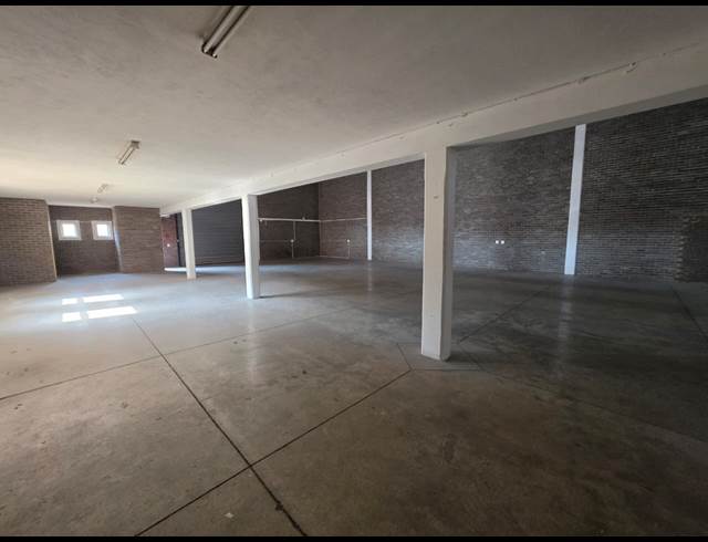 1,100M² WAREHOUSE TO LET IN STORMILL