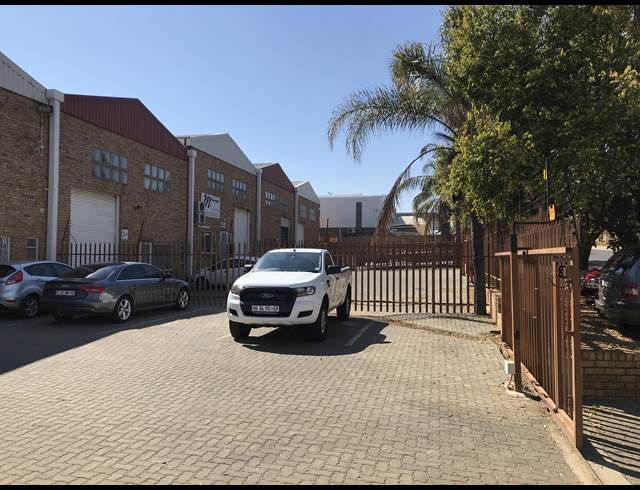 250M² WAREHOUSE TO LET IN LASER PARK
