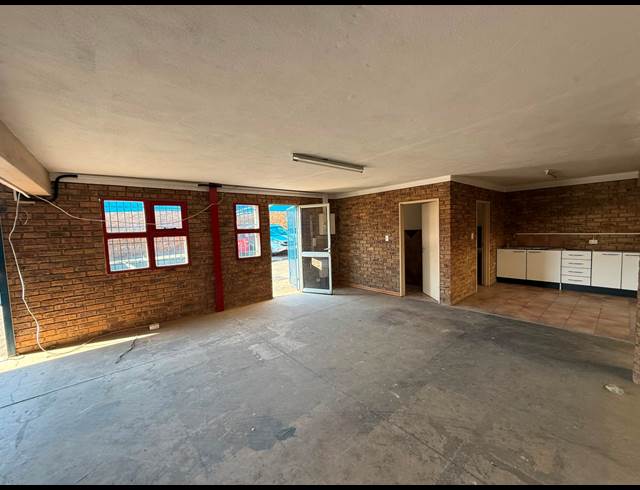 250M² WAREHOUSE TO LET IN LASER PARK