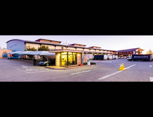 7,604M² WAREHOUSE TO LET IN LONGMEADOW