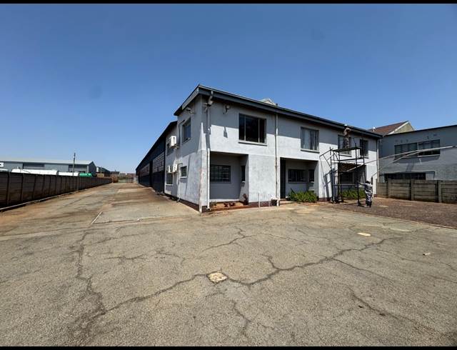 1,535M² WAREHOUSE TO LET IN CHAMDOR
