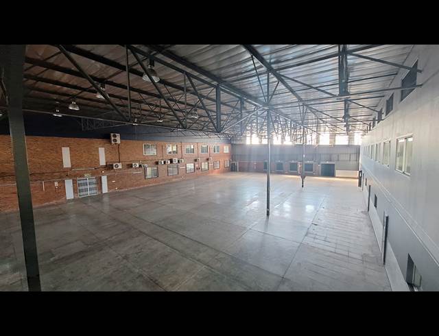 5,700M² WAREHOUSE TO LET IN FLORIDA GLEN