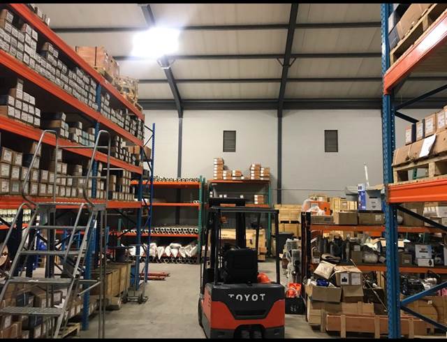 449M² WAREHOUSE TO LET IN STIKLAND INDUSTRIAL