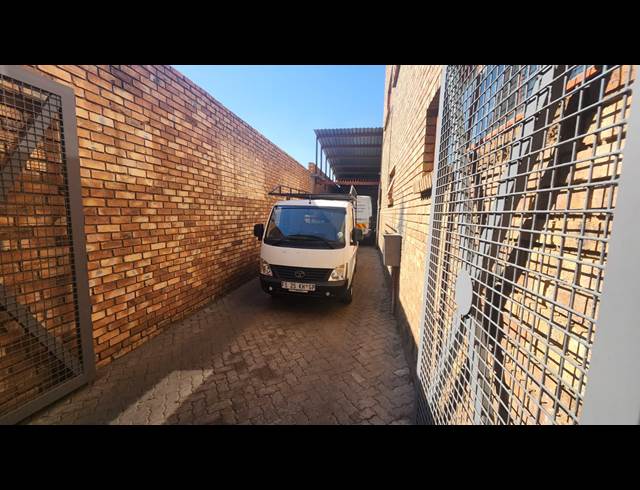 620M² WAREHOUSE TO LET IN CAPITAL PARK