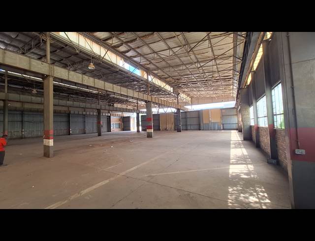3,890M² FACTORY TO LET IN FACTORIA