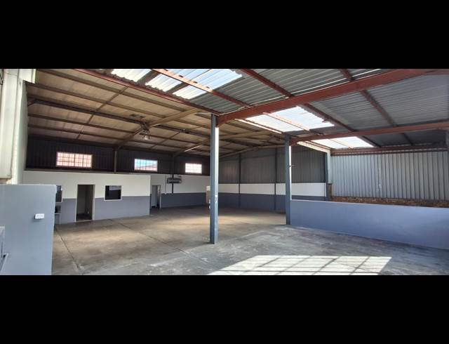 320M² WAREHOUSE TO LET IN APEX