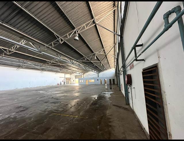 1,026M² WAREHOUSE TO LET IN HENVILLE