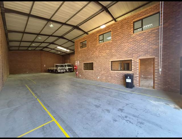530M² WAREHOUSE TO LET IN POMONA