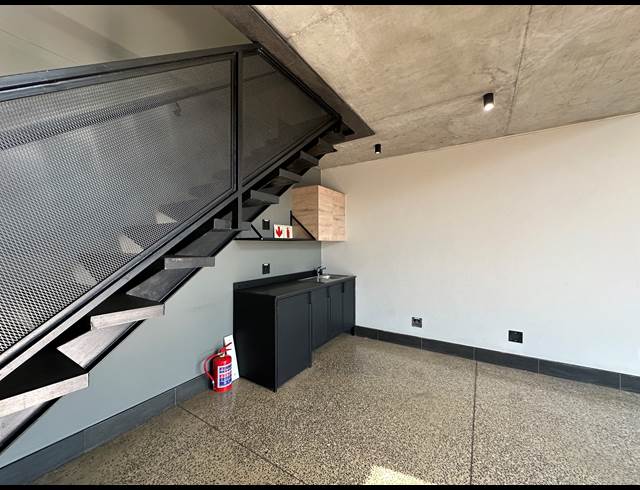62M² OFFICE TO LET IN ROOIHUISKRAAL NORTH