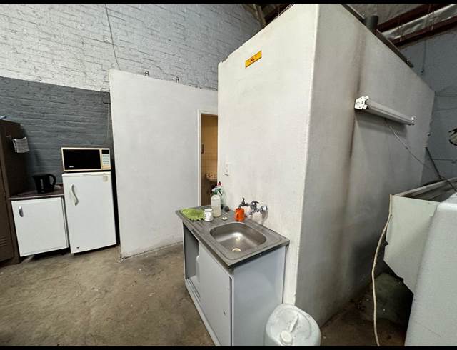 193M² WAREHOUSE TO LET IN CROWN