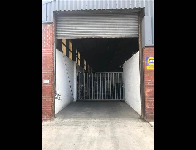 800M² WAREHOUSE TO LET IN TRIANGLE FARM