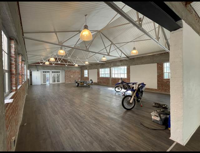 930M² SHOWROOM TO LET IN GARDENS