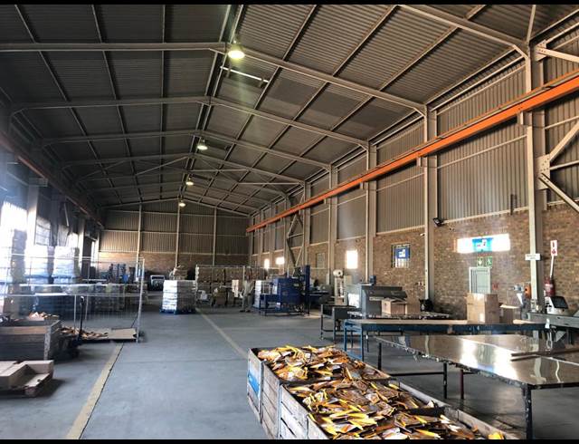 1,000M² WAREHOUSE TO LET IN APEX