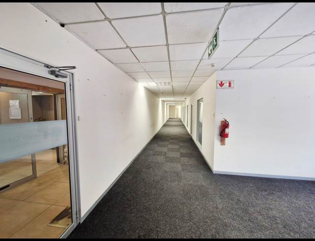 260M² OFFICE TO LET IN HOUGHTON ESTATE