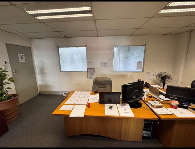262M² WAREHOUSE TO LET IN RED HILL