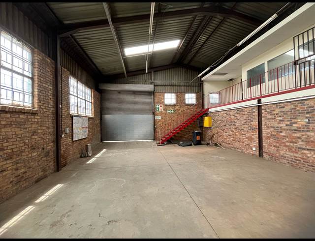 950M² WAREHOUSE TO LET IN AMALGAM