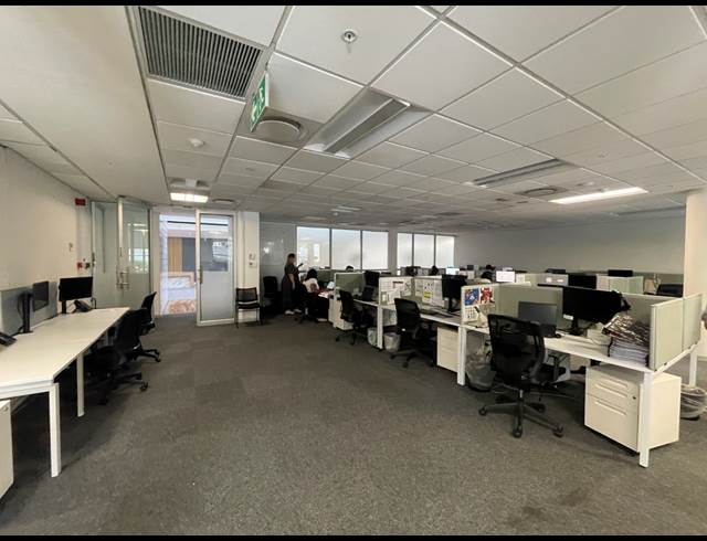 260M² OFFICE TO LET IN WATERFRONT