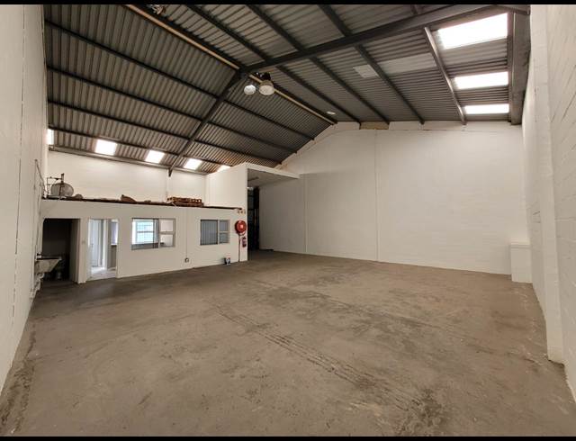 220M² WAREHOUSE RENTED IN KILLARNEY GARDENS