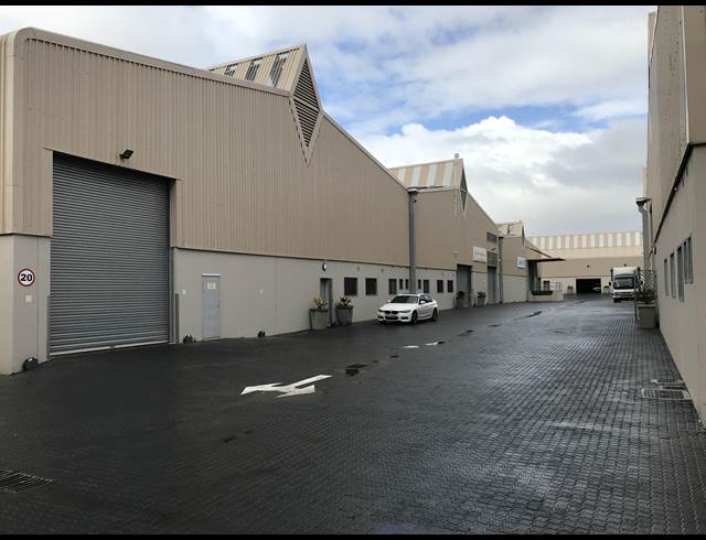 725M² WAREHOUSE RENTED IN EPPING INDUSTRIAL