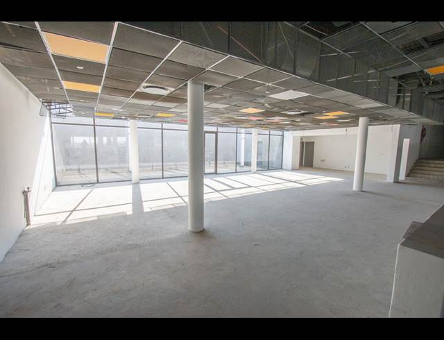 3,945M² WAREHOUSE TO LET IN HALFWAY HOUSE