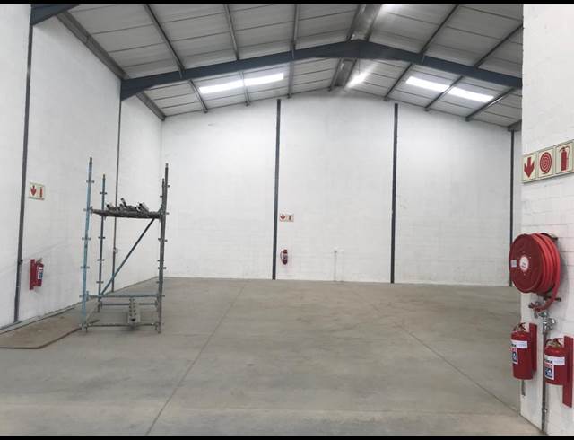 721M² WAREHOUSE TO LET IN STIKLAND INDUSTRIAL