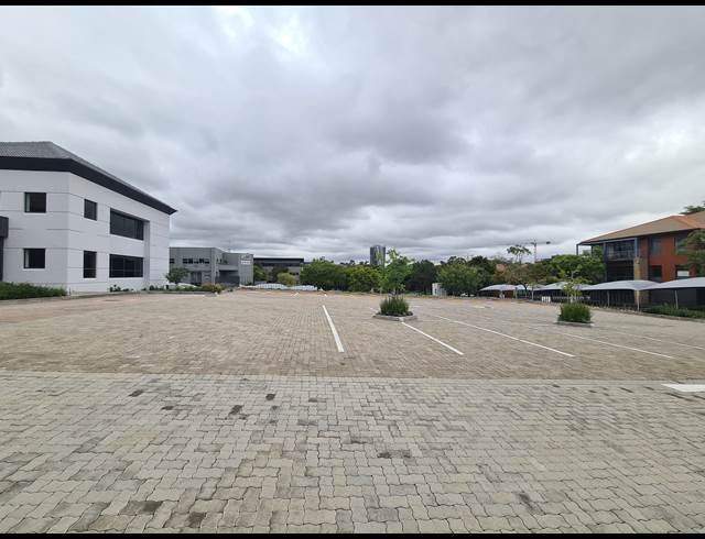 1,922M² OFFICE TO LET IN VORNA VALLEY