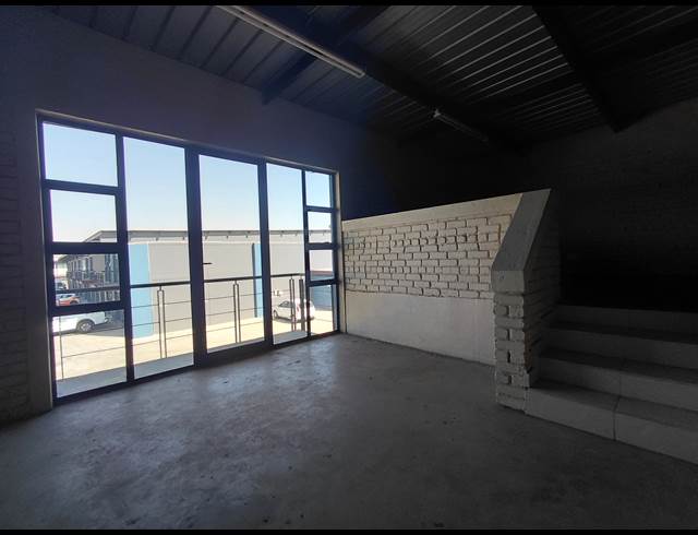 135M² WAREHOUSE TO LET IN POMONA