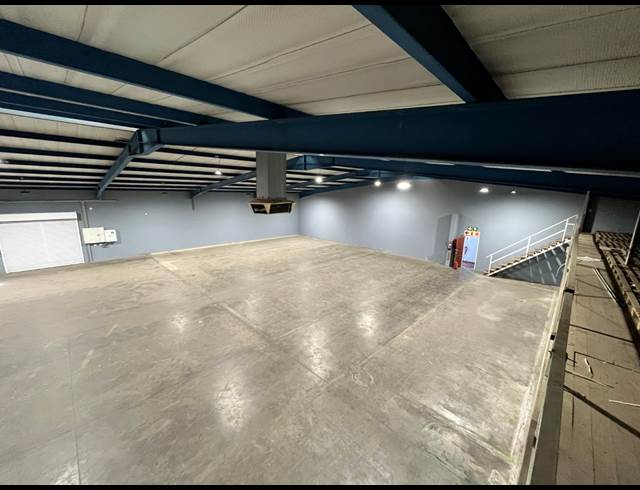 1,182M² WAREHOUSE TO LET IN FOUNDERS HILL