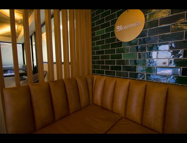 220M² SERVICED OFFICE TO LET IN HYDE PARK