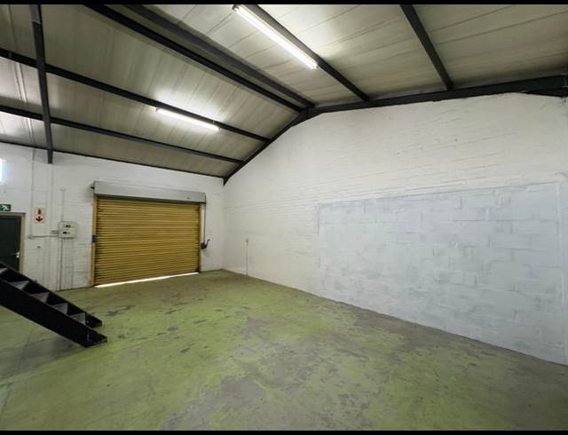 81M² WAREHOUSE TO LET IN STRAND CENTRAL