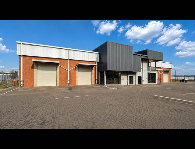 1,070M² WAREHOUSE TO LET IN LONGLAKE