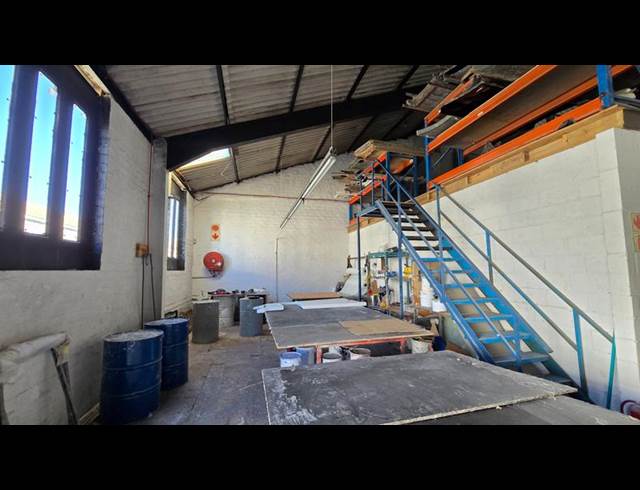 INDUSTRIAL PROPERTY TO RENT IN TRIANGLE FARM