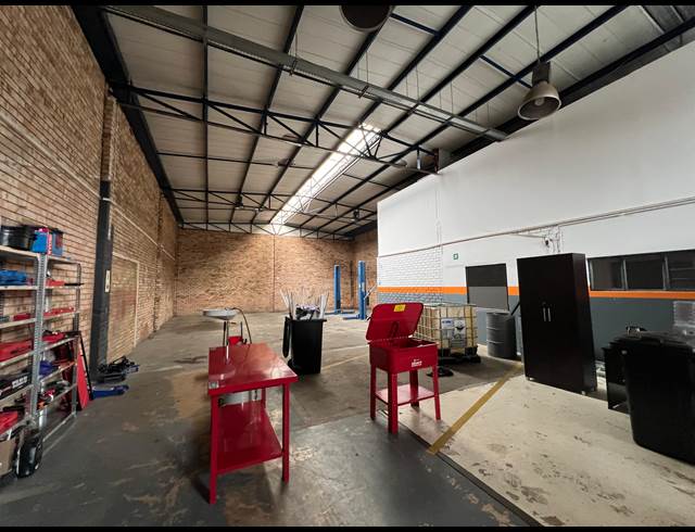 320M² WAREHOUSE TO LET IN LASER PARK