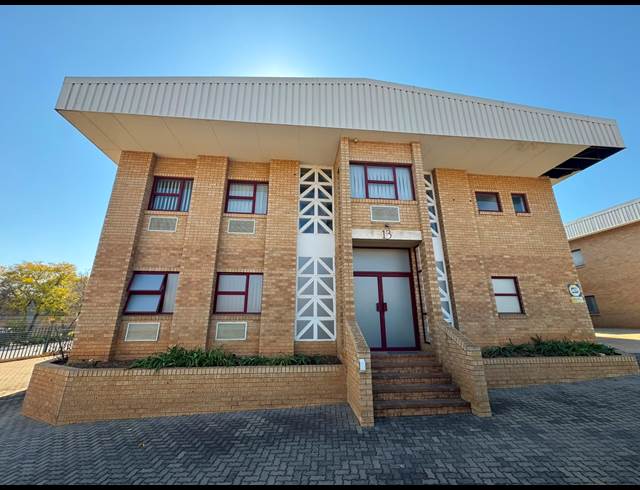 950M² WAREHOUSE TO LET IN CROWN