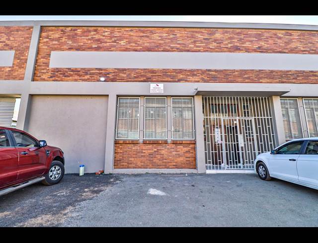 300M² BUILDING TO LET IN BOOYSENS