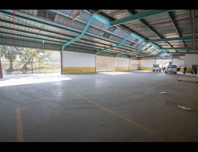 3,945M² WAREHOUSE TO LET IN HALFWAY HOUSE