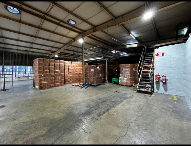 1,200M² WAREHOUSE TO LET IN WYNBERG
