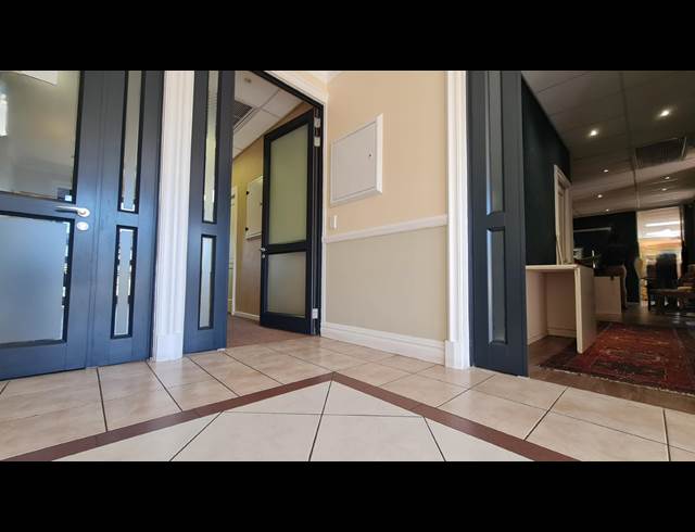 100M² OFFICE TO LET IN STEENBERG