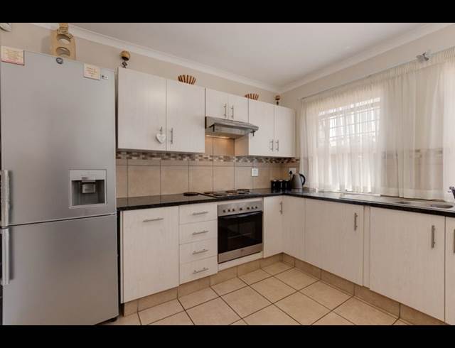 3 BEDROOM PROPERTY TO RENT IN DIE HOEWES