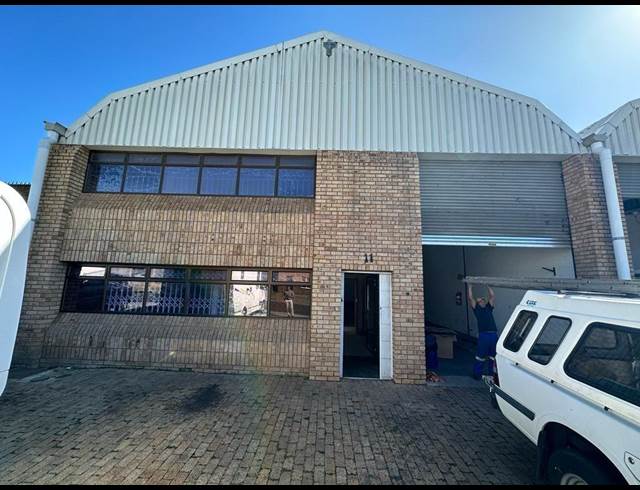 350M² WAREHOUSE TO LET IN STIKLAND INDUSTRIAL