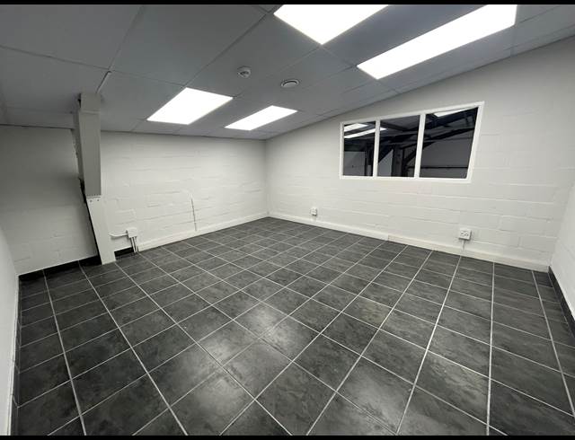 444M² WAREHOUSE TO LET IN RETREAT