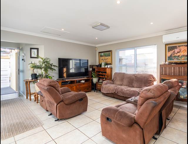 2 BEDROOM FREESTANDING TO LET IN PARKLANDS