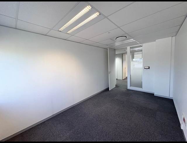 22M² SERVICED OFFICE TO LET IN VORNA VALLEY