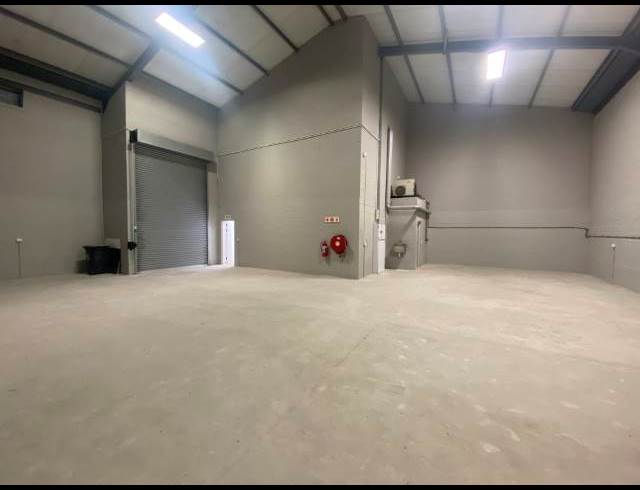 302M² WAREHOUSE TO LET IN STIKLAND INDUSTRIAL