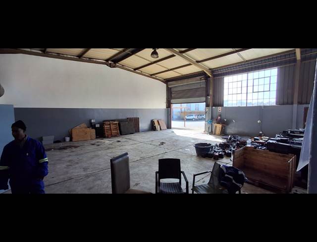 230M² WAREHOUSE TO LET IN APEX