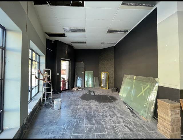 170M² SHOWROOM TO LET IN GARDENS