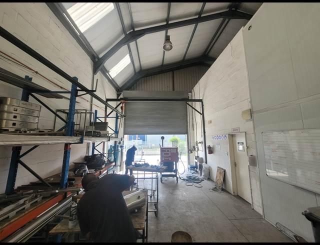 320M² WAREHOUSE TO LET IN RACING PARK